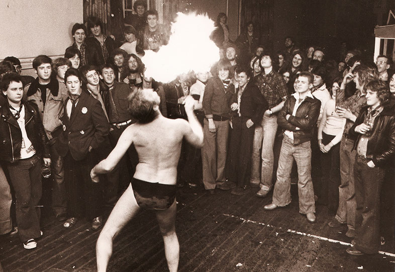 08 Lance D’Boyle breathing fire at the Poisongirlfriends, 1977