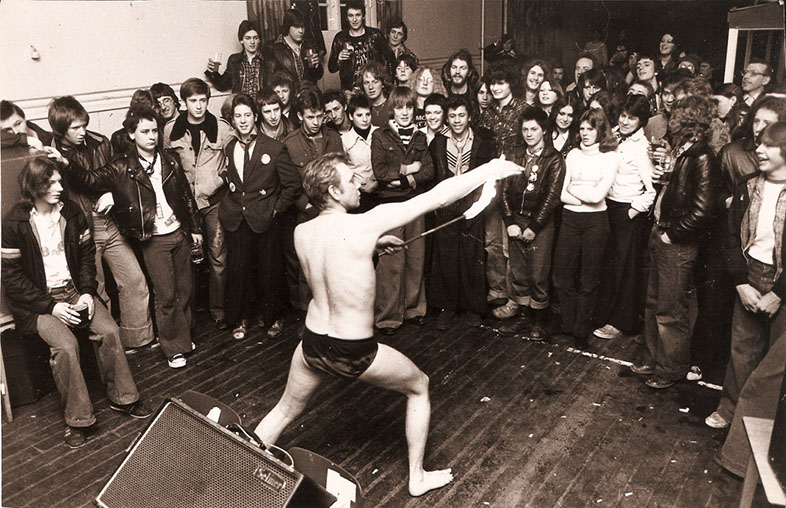 09 Lance D’Boyle breathing fire at the Poisongirlfriends, 1977